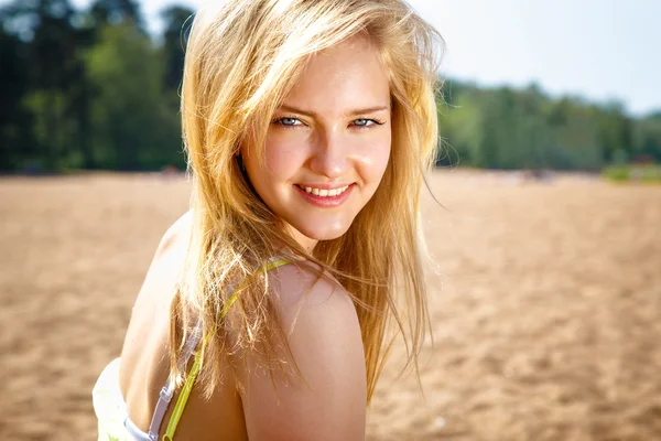 在海滩上休息的漂亮黄穿着可爱的年轻姑娘 — 图库照片