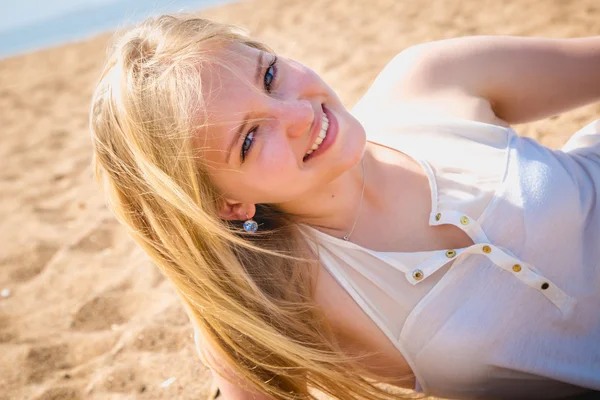 Süßes junges Mädchen in hübschem gelben Kleid am Strand — Stockfoto