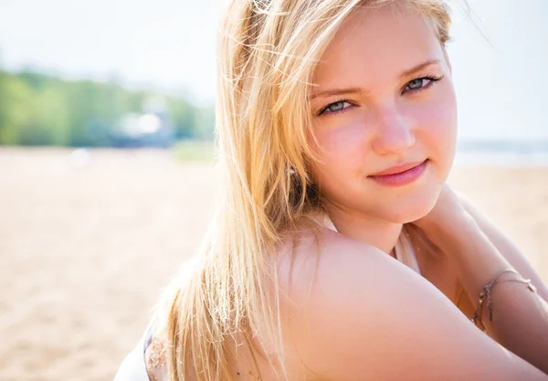 Süßes junges Mädchen in hübschem gelben Kleid am Strand — Stockfoto