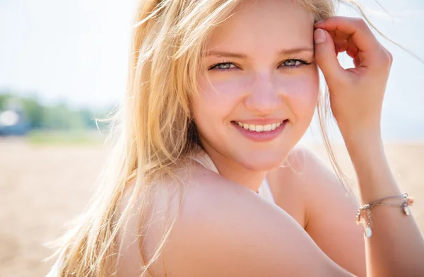 Sweet young girl in pretty yellow dress resting on a beach — Stock Photo, Image