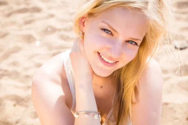 Sladká mladá dívka v pěkně žluté šaty na pláži — Stock fotografie