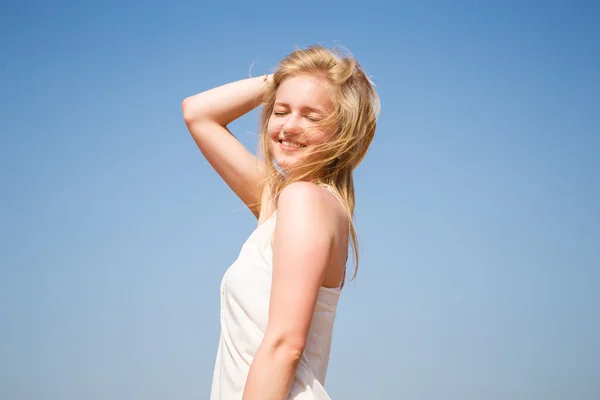 Sweet young girl in pretty yellow dress resting on a beach — Stock Photo, Image