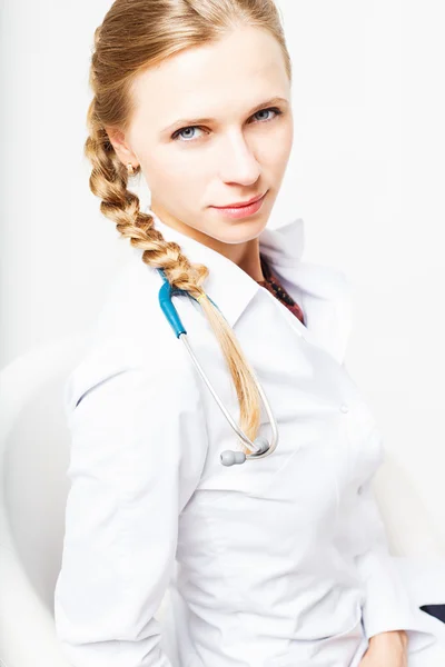 在分离的白色背景上的医疗礼服优雅医生女人的画像 — 图库照片