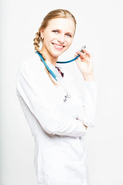 Portrait d'une élégante femme médecin en robe médicale sur fond blanc isolé — Photo