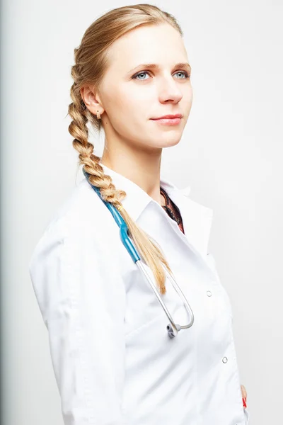 Retrato de uma mulher médico elegante em vestido médico no fundo branco isolado — Fotografia de Stock