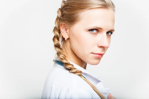 Retrato de una mujer doctora elegante en bata médica sobre fondo blanco aislado — Foto de Stock