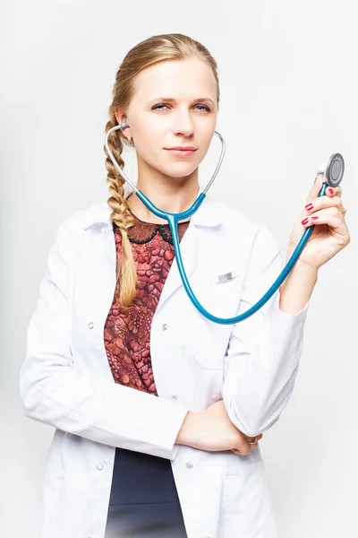 흰색 배경에 고립 된 의료 가운에 우아한 의사 여자의 초상화 — 스톡 사진