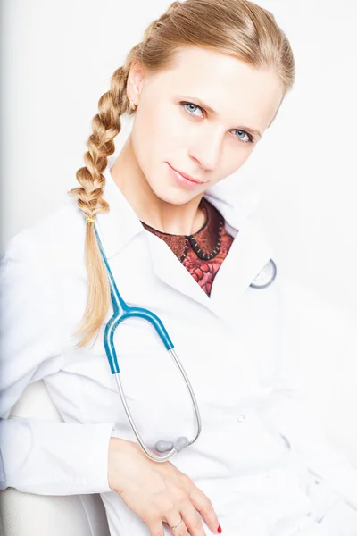 Retrato de uma mulher médico elegante em vestido médico no fundo branco isolado — Fotografia de Stock