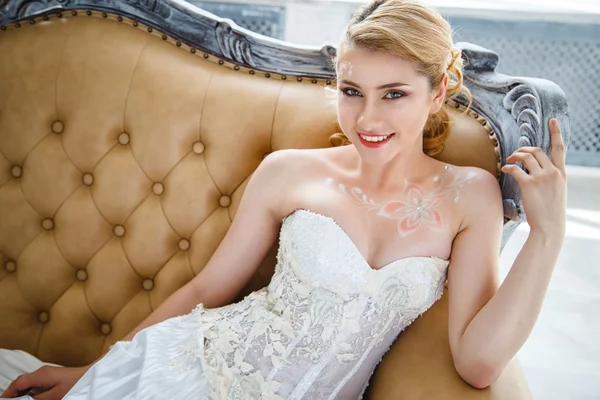 Красивая блондинка невеста с идеальным макияжем и прической в элегантном интерьере — стоковое фото