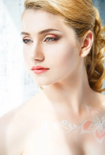 Vacker blond brud med perfekt makeup och hår stil i elegant interiör — Stockfoto