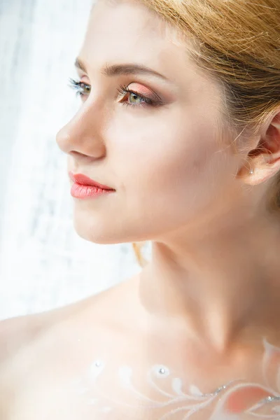 Schöne blonde Braut mit perfektem Make-up und Frisur im eleganten Interieur — Stockfoto