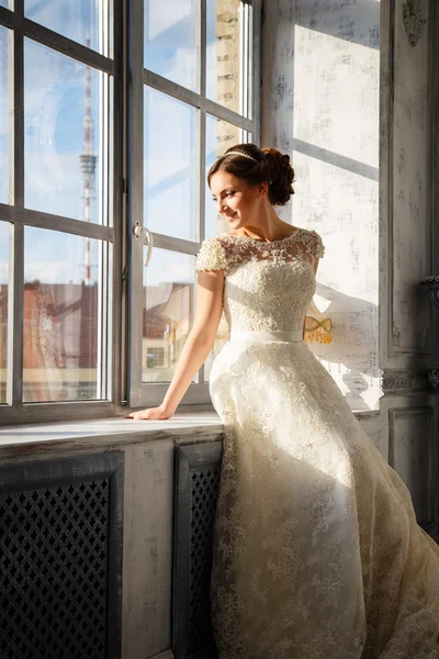 Foto di una bella sposa bruna in un abito da sposa di lusso in eleganti interni costosi — Foto Stock