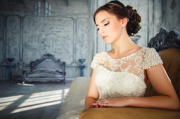 エレガントな高価な内装の豪華なウェディング ドレスの美しいブルネットの花嫁の写真 — ストック写真