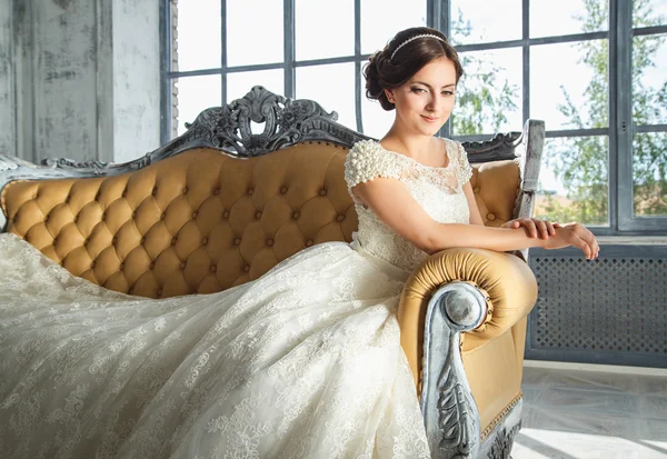 エレガントな高価な内装の豪華なウェディング ドレスの美しいブルネットの花嫁の写真 — ストック写真