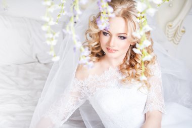 Güzel bir esmer gelin zarif pahalı iç lüks bir gelinlikle fotoğrafı