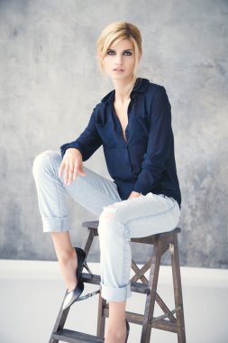 Güzel sarışın genç kadın rahat tarzı. Moda modeli