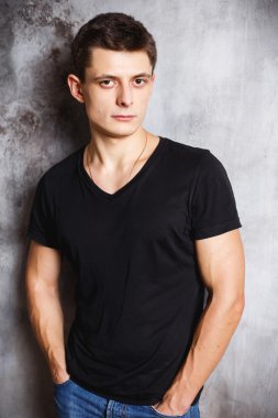 Yakın çekim portre siyah t-shirt harika genç adam