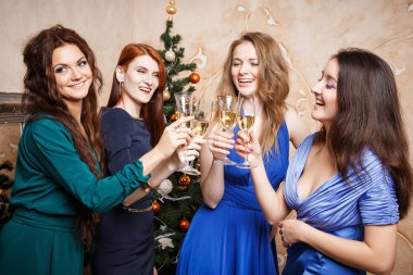 Grup bardak şampanya kutlamak yeni yıl olan güzel genç kadın