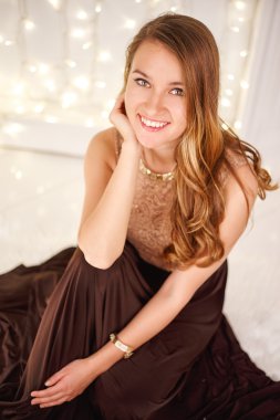 Yakın çekim portre içinde muhteşem akşam güzel zarif genç kadın.