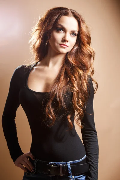 Közelkép hosszú barna hajjal, barna háttér felett a gyönyörű szexi fiatal nő portréja — Stock Fotó