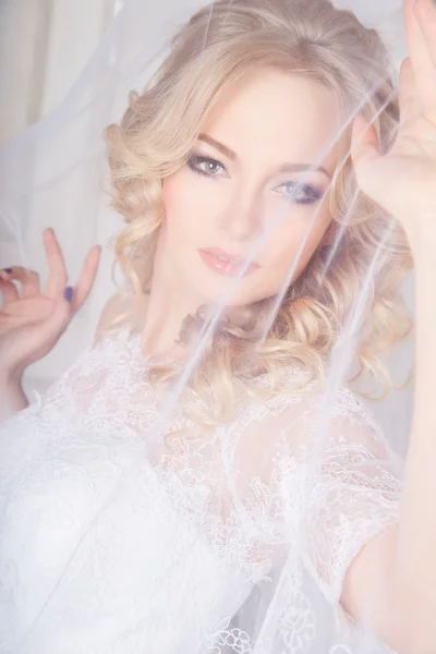 Foto einer schönen brünetten Braut in einem luxuriösen Hochzeitskleid im eleganten teuren Interieur — Stockfoto