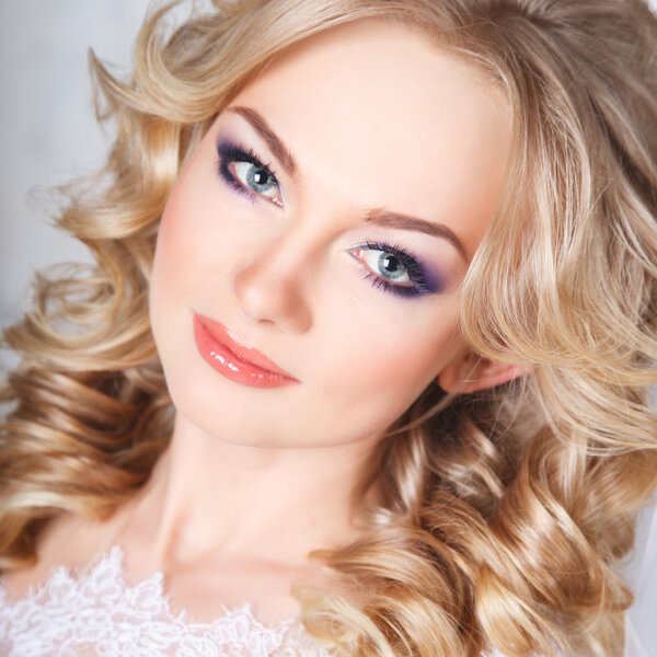 Фото красивой брюнетки невесты в роскошном свадебном платье в элегантном дорогом интерьере
