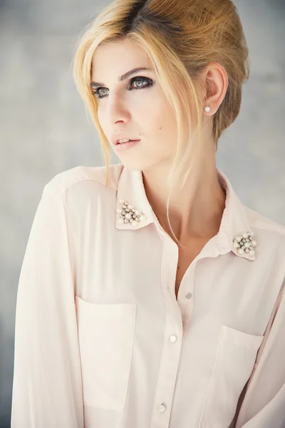 Piękna blondynka młoda kobieta w stylu casual. Modelka — Zdjęcie stockowe