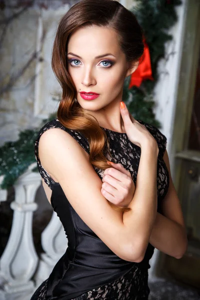 Retrato de hermosa mujer joven elegante en hermoso vestido de noche sobre fondo de Navidad — Foto de Stock