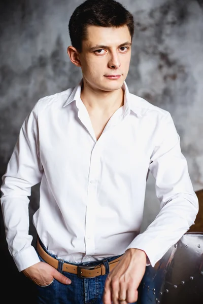 Közelkép gyönyörű fiatal férfi az üzleti stílus portréja — Stock Fotó