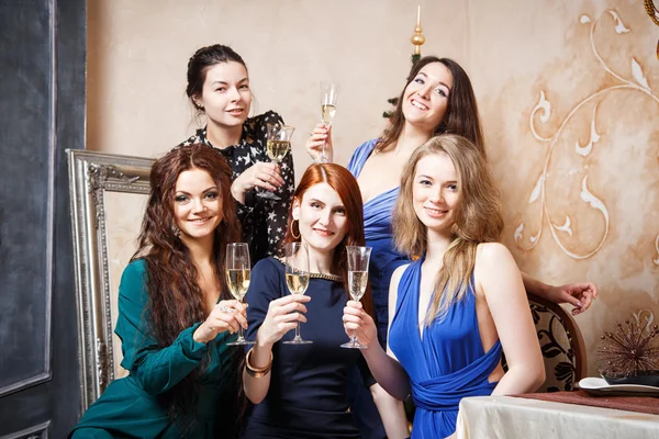 Grupp vackra unga kvinnor med glas champagne firar nyår — Stockfoto
