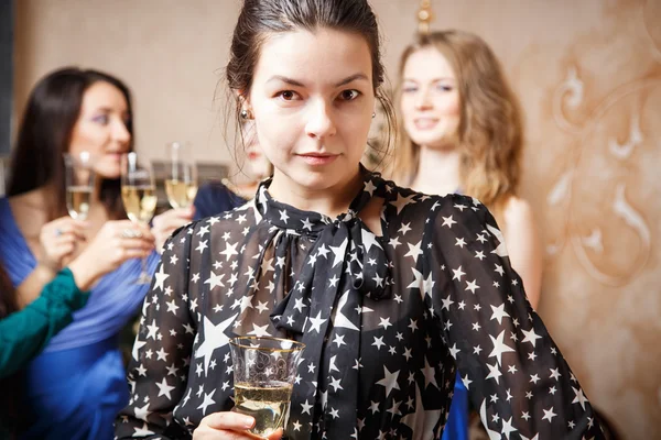 Portret pięknej młodej kobiety z lampką szampana obchodzi nowy rok z przyjaciółmi — Zdjęcie stockowe