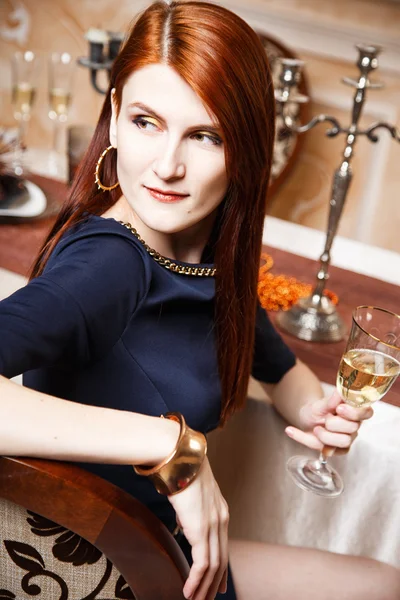 Портрет красивой молодой женщины с бокалом шампанского, празднующей Новый год с друзьями — стоковое фото