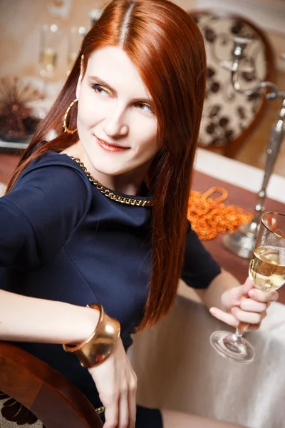 Portret van mooie jonge vrouw met glas champagne Nieuwjaar vieren met vrienden — Stockfoto