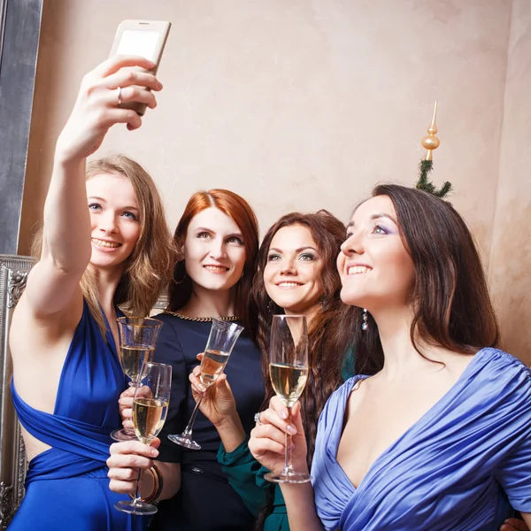 Grupp vackra unga kvinnor med glas champagne att göra foto på smartphone — Stockfoto