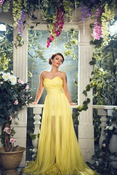 Portrait de belle jeune femme élégante en robe de soirée jaune magnifique — Photo