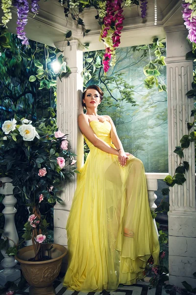 Portrait de belle jeune femme élégante en robe de soirée jaune magnifique — Photo