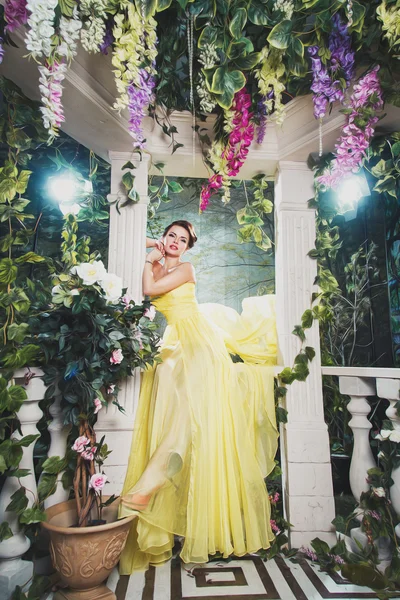 Retrato de hermosa mujer joven elegante en precioso vestido de noche amarillo — Foto de Stock