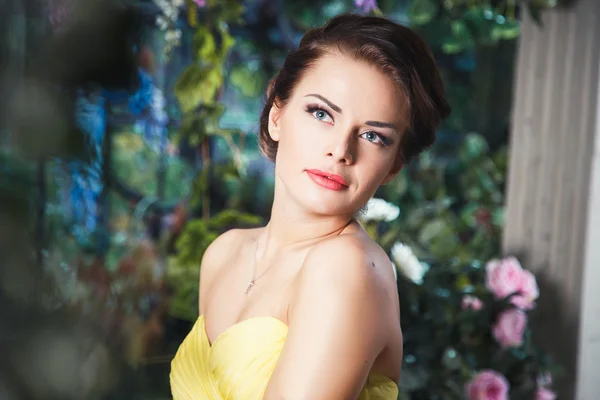 豪華な黄色イブニング ドレスで美しいエレガントな若い女性の肖像画 — ストック写真