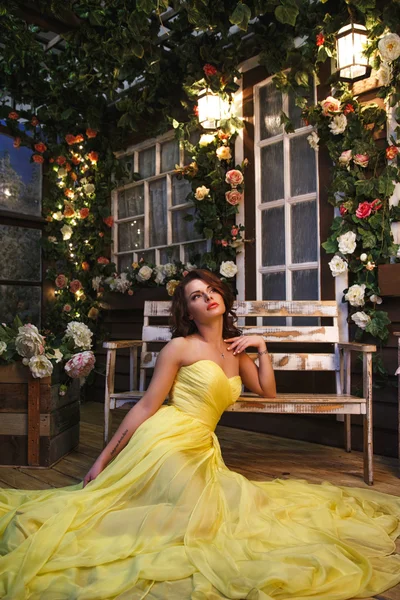 Portrait de belle jeune femme élégante en robe de soirée jaune magnifique — Photo