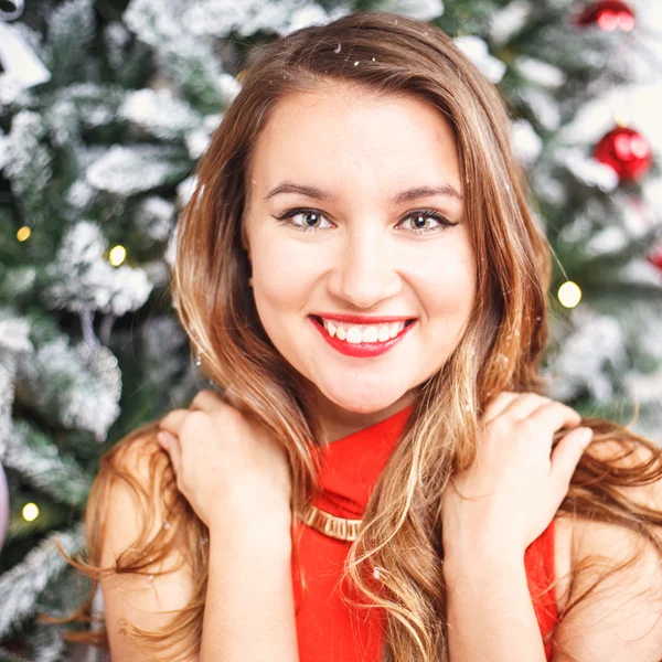 Retrato de hermosa dulce mujer joven en vestido de noche precioso sobre fondo de Navidad . —  Fotos de Stock