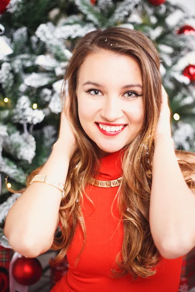 Portrait of beautiful sweet young woman in gorgeous evening dress over Christmas background. — Stock Photo, Image