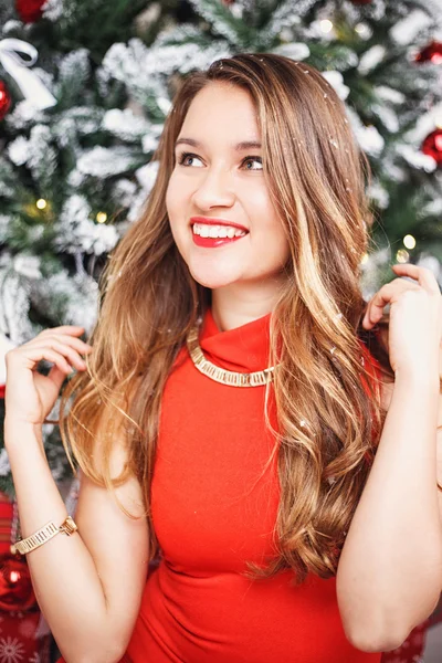 Retrato de bela jovem mulher doce em vestido de noite lindo sobre fundo de Natal . — Fotografia de Stock