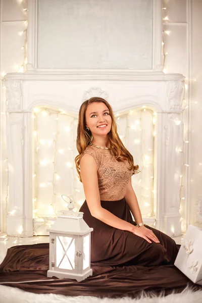 Retrato de cerca de la hermosa mujer joven elegante en vestido de noche magnífico . —  Fotos de Stock