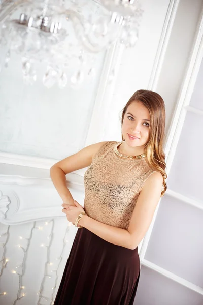 Retrato de cerca de la hermosa mujer joven elegante en vestido de noche magnífico . —  Fotos de Stock