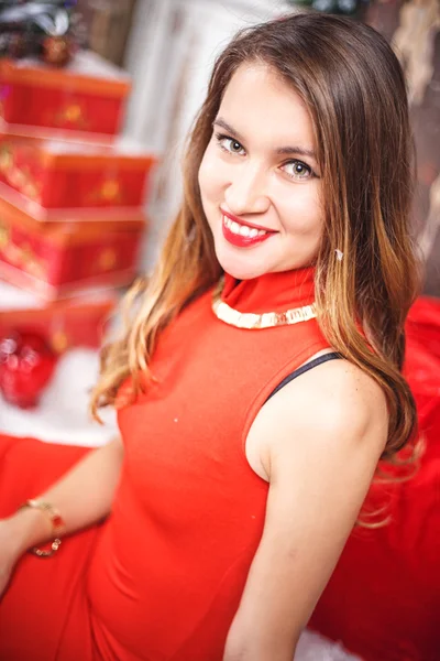 Retrato de bela jovem mulher doce em vestido de noite lindo sobre fundo de Natal . — Fotografia de Stock