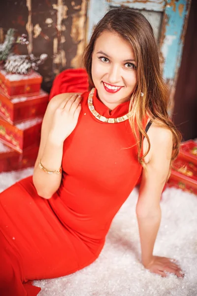 Retrato de hermosa dulce mujer joven en vestido de noche precioso sobre fondo de Navidad . —  Fotos de Stock