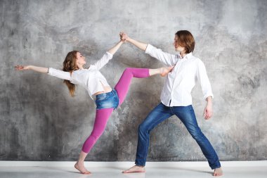 Stüdyo arka plan üzerinde poz dansçıların genç güzel Çift