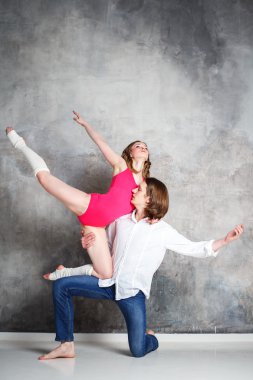 Stüdyo arka plan üzerinde poz dansçıların genç güzel Çift