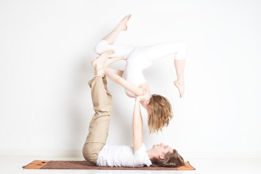 Yoga yapan genç çift.