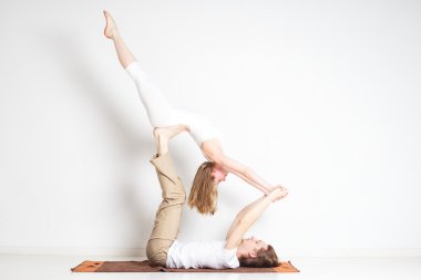 Yoga yapan genç çift.
